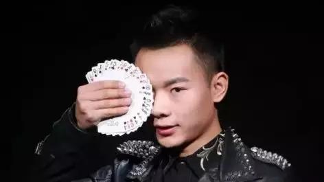 張柏林?jǐn)y魔幻天團(tuán)空降天中，一起燃炸金秋！