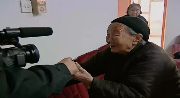 當你發(fā)朋友圈的時候，他已經(jīng)給父母拍紀錄片了