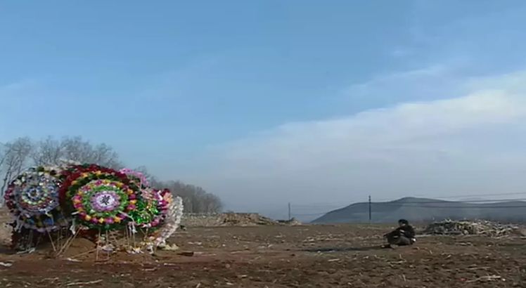 當你發(fā)朋友圈的時候，他已經(jīng)給父母拍紀錄片了