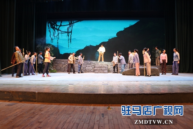 “不忘初心、牢記使命”主題教育大型現(xiàn)代戲《重渡溝》在駐馬店市巡演