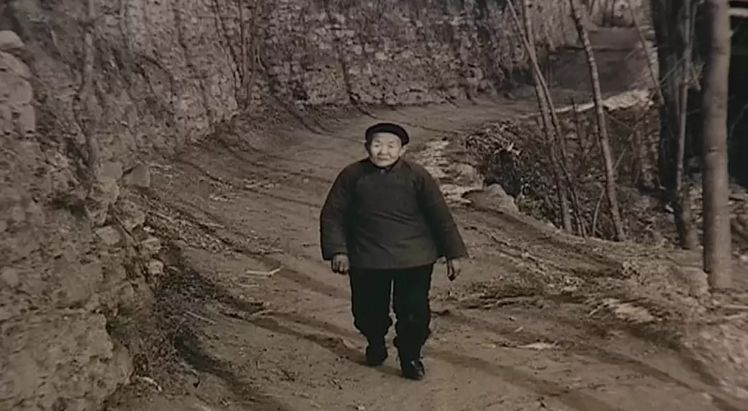 當你發(fā)朋友圈的時候，他已經(jīng)給父母拍紀錄片了
