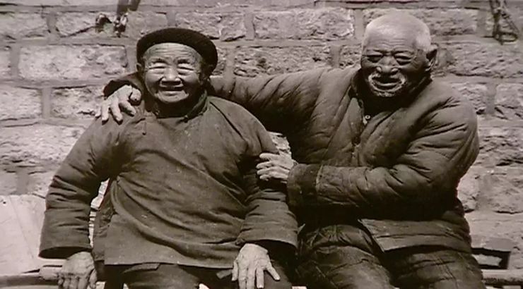 當你發(fā)朋友圈的時候，他已經(jīng)給父母拍紀錄片了