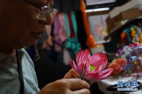 “守藝人”趙樹憲：期待手工藝絨花能夠品牌化、產(chǎn)業(yè)化