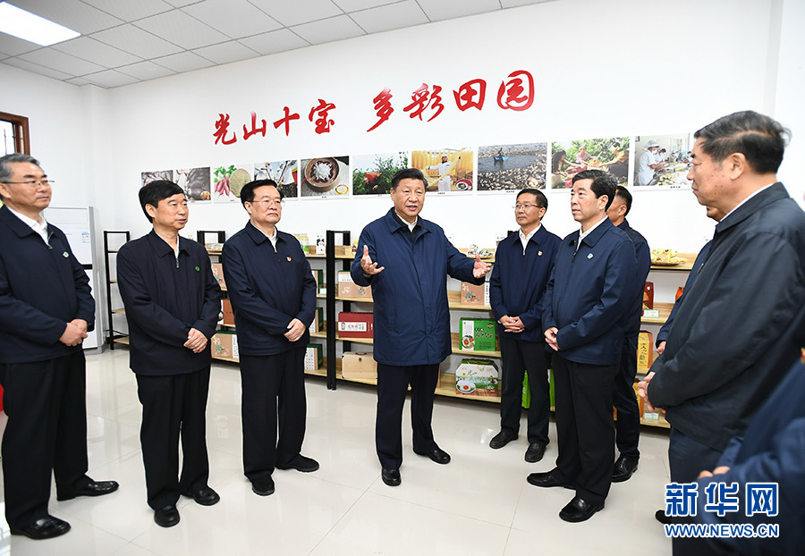 習(xí)近平在河南考察時(shí)強(qiáng)調(diào) 堅(jiān)定信心埋頭苦干奮勇?tīng)?zhēng)先 譜寫(xiě)新時(shí)代中原更加出彩的絢麗篇章