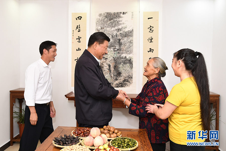 習(xí)近平在河南考察時(shí)強(qiáng)調(diào) 堅(jiān)定信心埋頭苦干奮勇?tīng)?zhēng)先 譜寫(xiě)新時(shí)代中原更加出彩的絢麗篇章