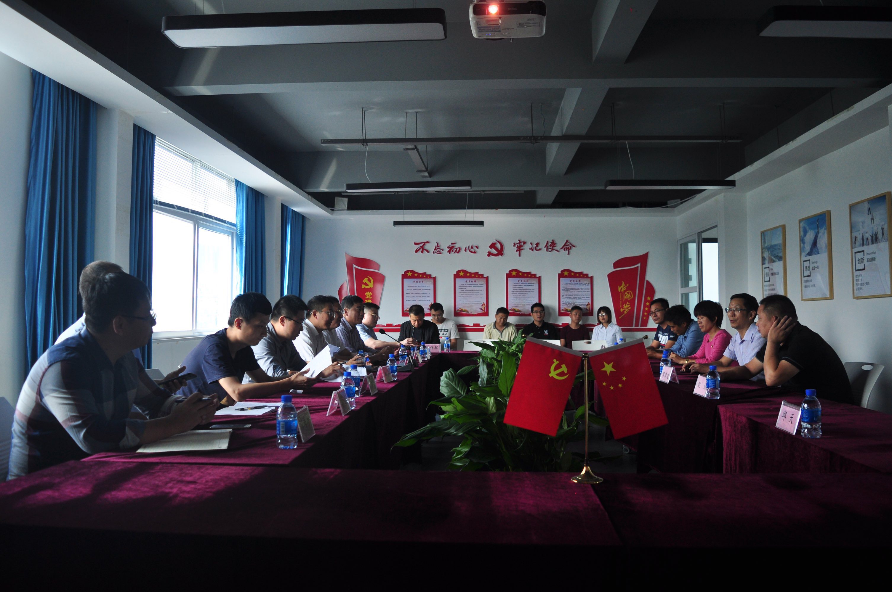 中國華電集團有限公司領(lǐng)導(dǎo)專家、河南省有色金屬地質(zhì)礦產(chǎn)局領(lǐng)導(dǎo)蒞臨云創(chuàng)谷科技產(chǎn)業(yè)園調(diào)研