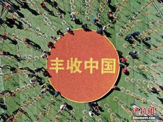 竹竿上“長(zhǎng)”油條，洛陽(yáng)民眾“摘”油條慶豐收