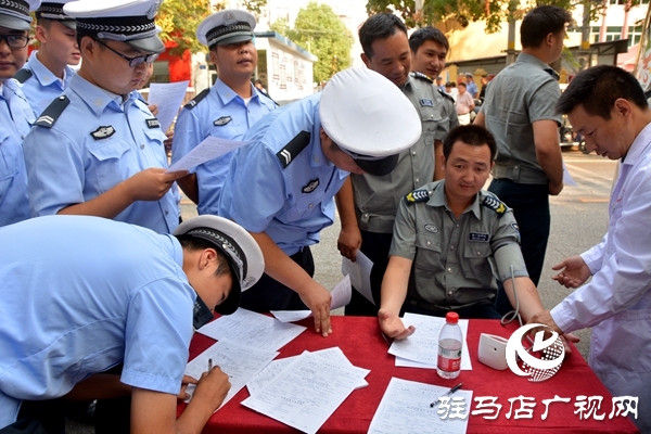 駐馬店市200余名保安參加&ldquo;熱血禮贊中華&rdquo;無償獻(xiàn)血活動