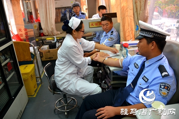 駐馬店市200余名保安參加&ldquo;熱血禮贊中華&rdquo;無償獻(xiàn)血活動