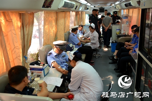 駐馬店市200余名保安參加&ldquo;熱血禮贊中華&rdquo;無償獻(xiàn)血活動