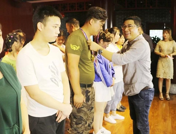 東方王朝集團成功舉辦第六屆積分標(biāo)兵存款分紅大會