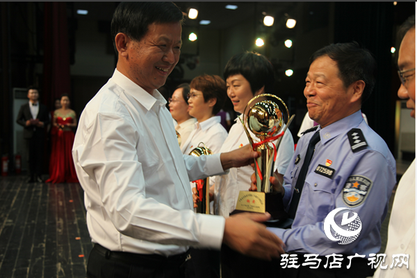 平輿縣公安民警在新中國(guó)成立70周年歌詠比賽中獲得銅獎(jiǎng)