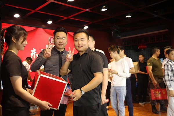 東方王朝集團成功舉辦第六屆積分標(biāo)兵存款分紅大會