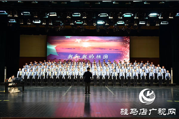 平輿縣公安民警在新中國(guó)成立70周年歌詠比賽中獲得銅獎(jiǎng)
