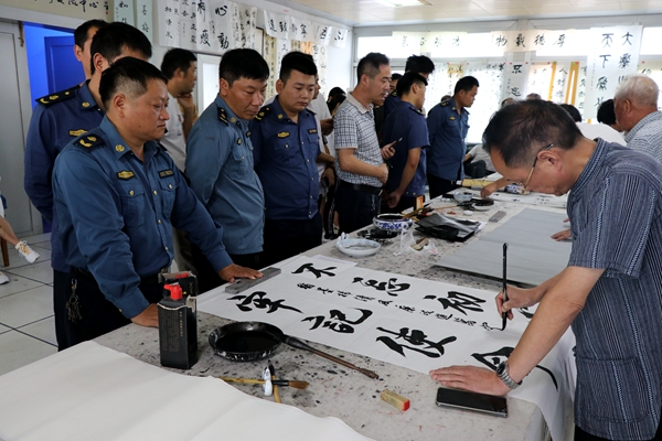 正陽(yáng)縣交通運(yùn)輸執(zhí)法局組織人員參加廉政書法義寫活動(dòng)