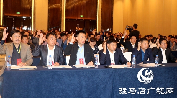 駐馬店市酒類產(chǎn)業(yè)聯(lián)合會(huì)成立 李華偉當(dāng)選第一屆理事會(huì)會(huì)長(zhǎng)