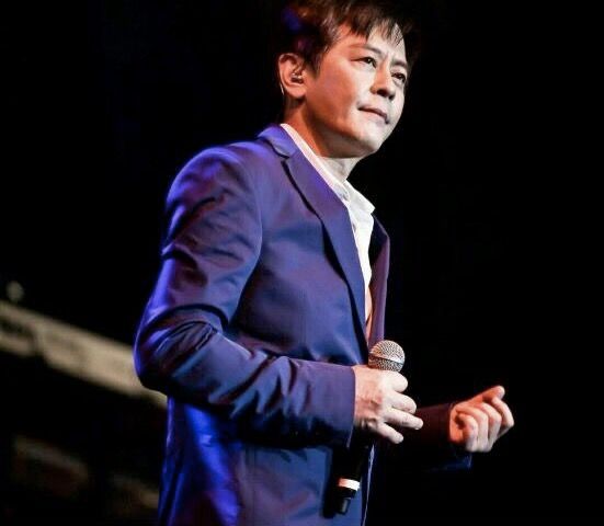 被毒啞的王杰，今天57歲了：年少愛聽他的歌，再聽已是傷心人 