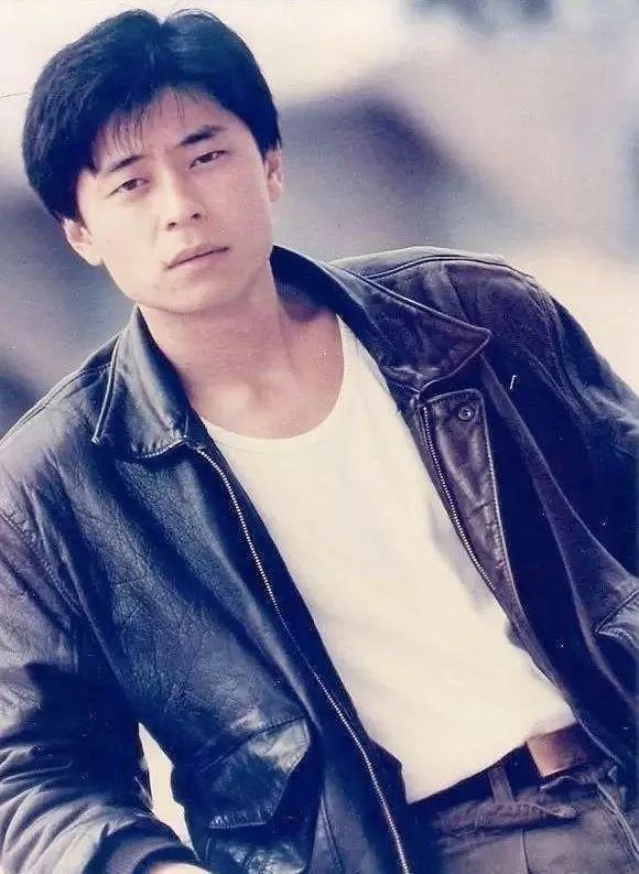 被毒啞的王杰，今天57歲了：年少愛聽他的歌，再聽已是傷心人 
