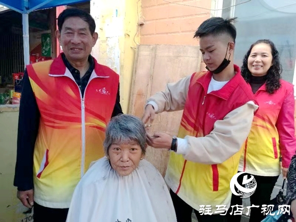 六旬夫婦用行動(dòng)詮釋“雷鋒精神”