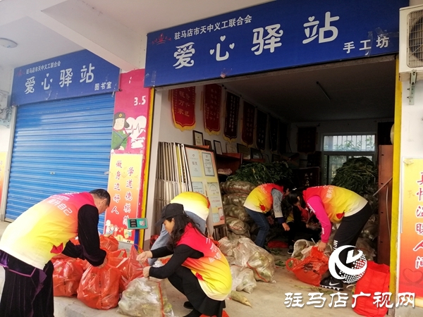 菜農(nóng)賣菜難 天中義工秒變“推銷員”