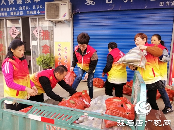 菜農(nóng)賣菜難 天中義工秒變“推銷員”