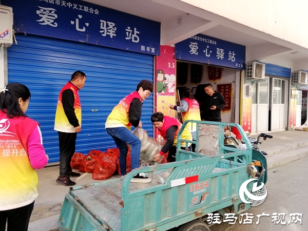 菜農(nóng)賣菜難 天中義工秒變“推銷員”