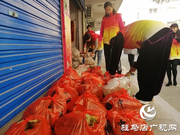 菜農(nóng)賣菜難 天中義工秒變“推銷員”