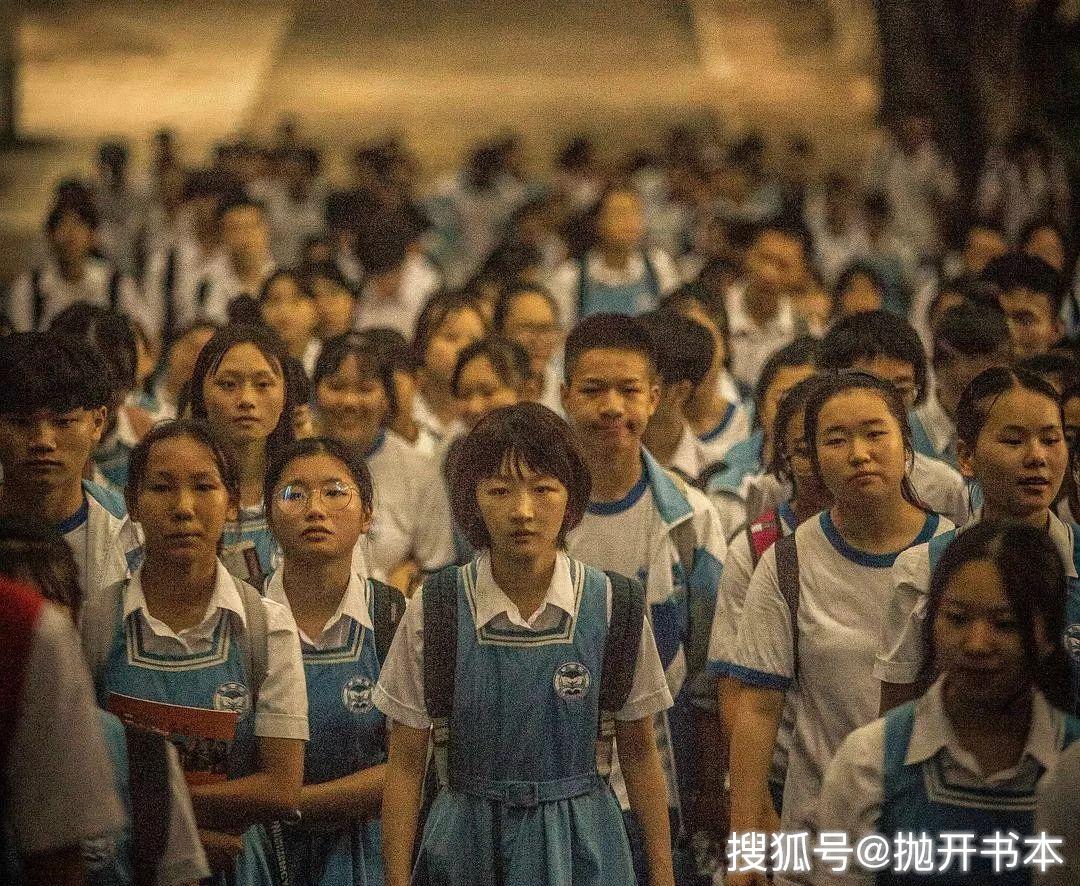 《少年的你》，校園暴力只是殼，兩個沒有未來的人如何相互取暖才是核 