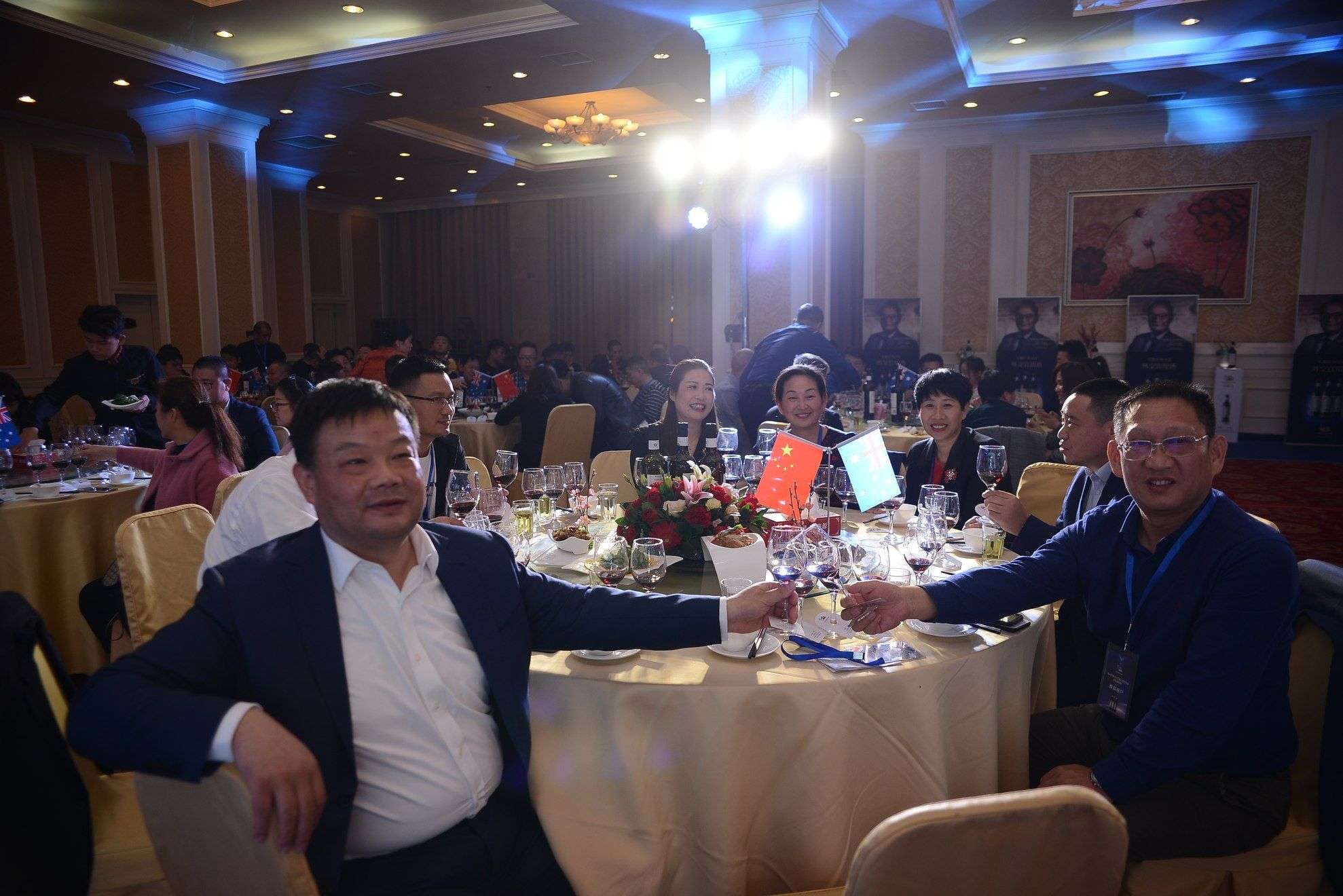 品澳洲·悅中國——澳洲天鵝莊外交家之夜品鑒會(huì)“醉”了天中賓朋