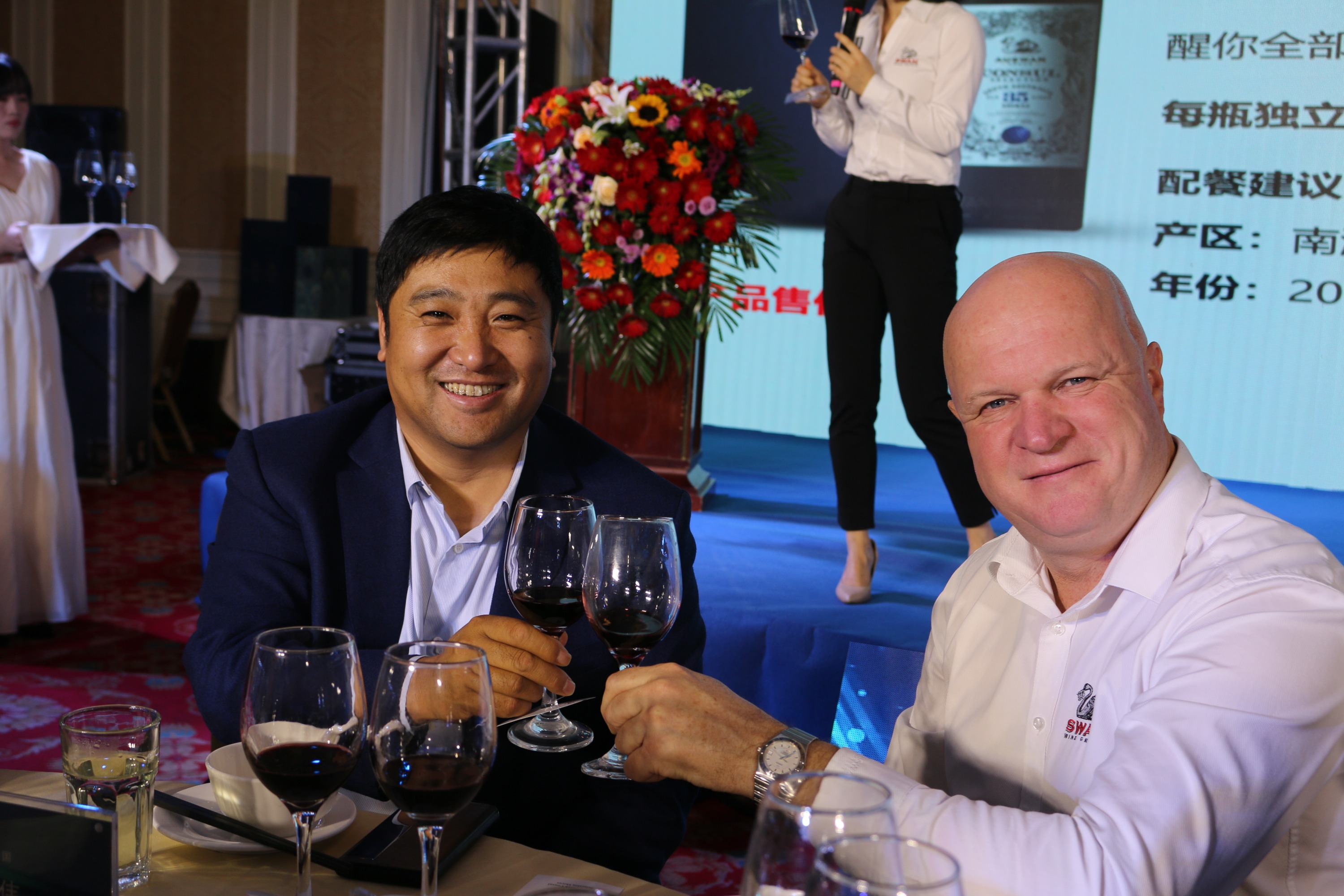 品澳洲·悅中國——澳洲天鵝莊外交家之夜品鑒會(huì)“醉”了天中賓朋