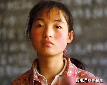 《一個(gè)也不能少》的魏敏芝近況，嫁給了美籍華人，定居美國變成胖大媽 