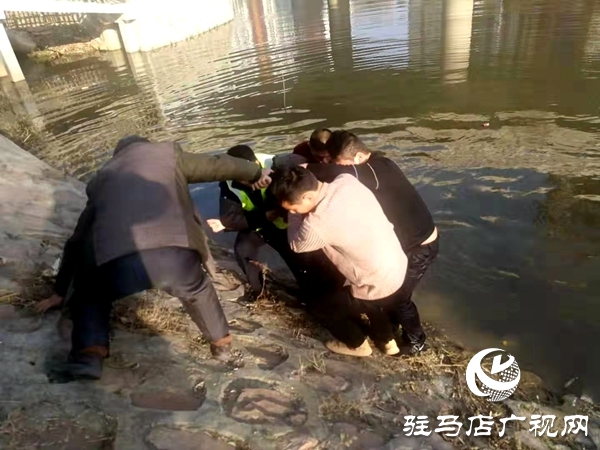 平輿縣特巡警隊員冰冷河水中勇救輕生女子