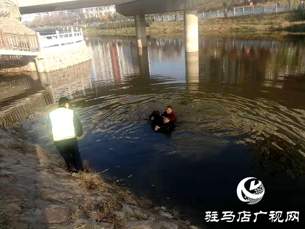 平輿縣特巡警隊員冰冷河水中勇救輕生女子