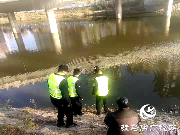 平輿縣特巡警隊員冰冷河水中勇救輕生女子