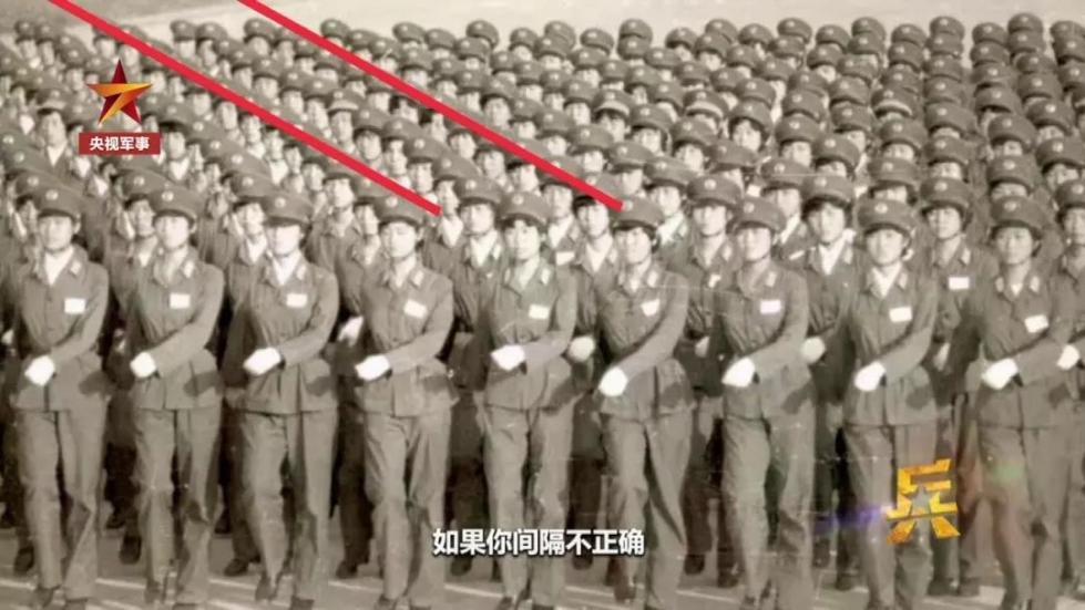 齊短發(fā)、“S彎”……新中國第一批受閱女兵的標(biāo)配發(fā)型，好美！ 