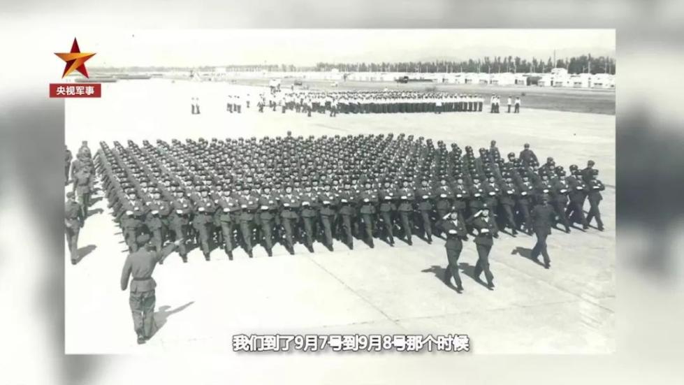 齊短發(fā)、“S彎”……新中國第一批受閱女兵的標(biāo)配發(fā)型，好美！ 