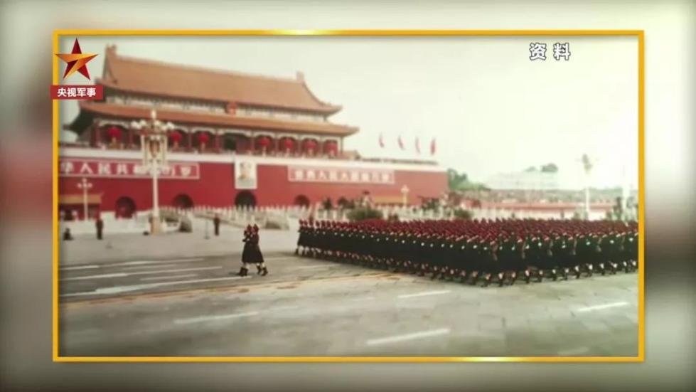 齊短發(fā)、“S彎”……新中國第一批受閱女兵的標(biāo)配發(fā)型，好美！ 