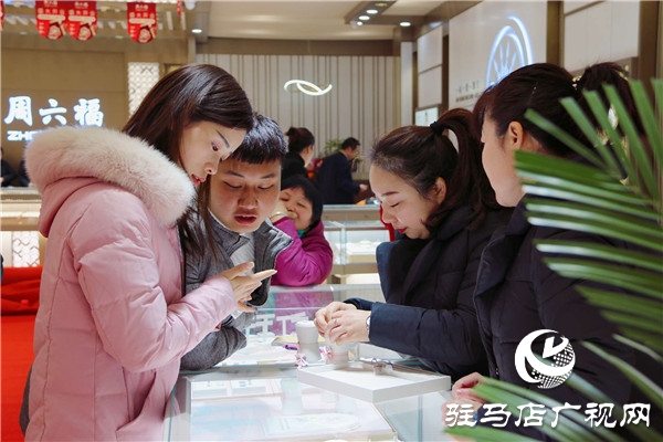 駐馬店樂山商場周六福、賽菲爾珠寶專柜耀世綻放引領(lǐng)潮流新風(fēng)尚