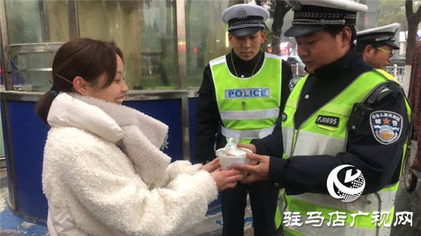 愛心送粥情暖臘八 狀元鴻提妹核桃粥慰問一線執(zhí)勤民警、輔警
