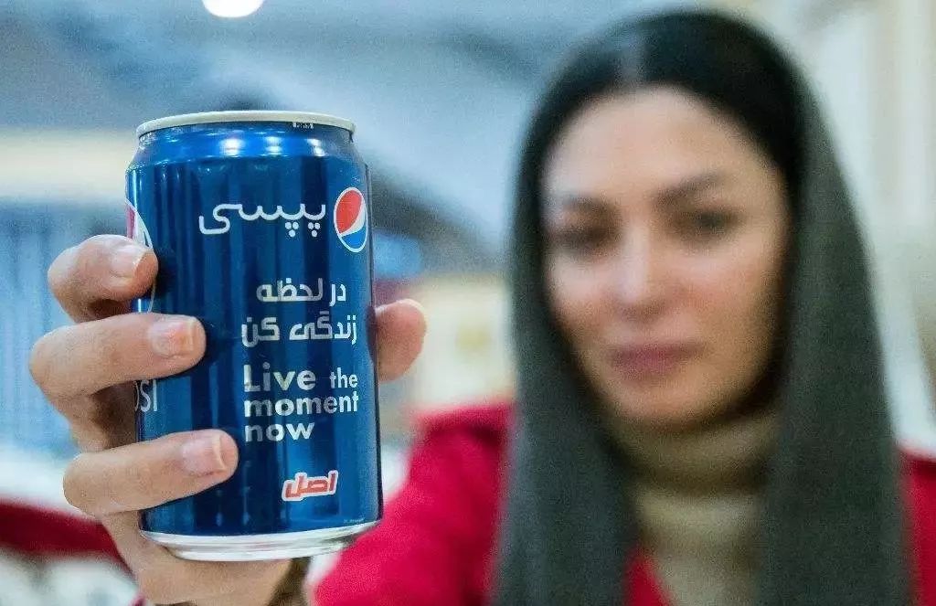 伊朗姑娘們的日?？範?，就發(fā)生在兩三厘米的頭發(fā)上