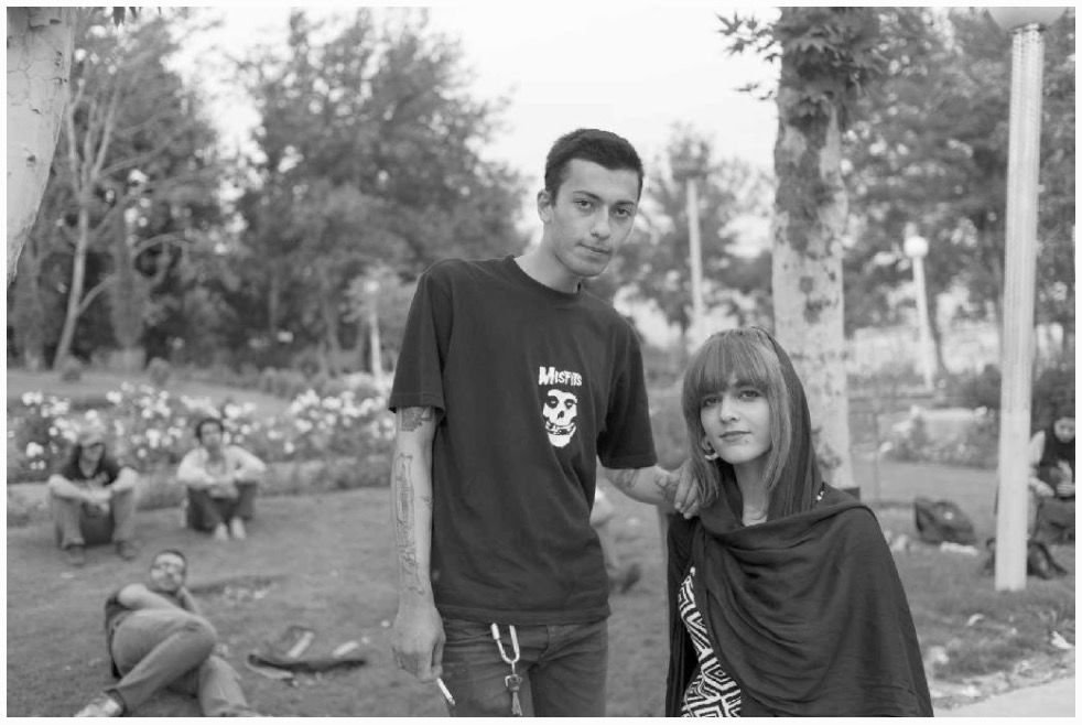 伊朗姑娘們的日?？範?，就發(fā)生在兩三厘米的頭發(fā)上