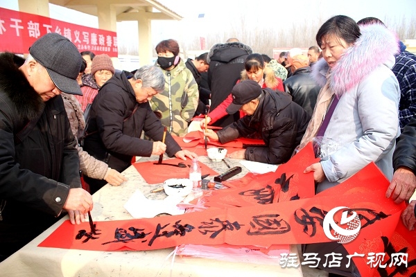 汝南縣古塔街道義寫(xiě)春聯(lián)現(xiàn)場(chǎng)“火爆”
