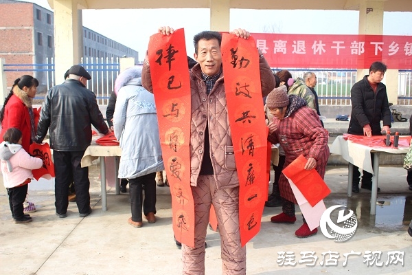 汝南縣古塔街道義寫(xiě)春聯(lián)現(xiàn)場(chǎng)“火爆”