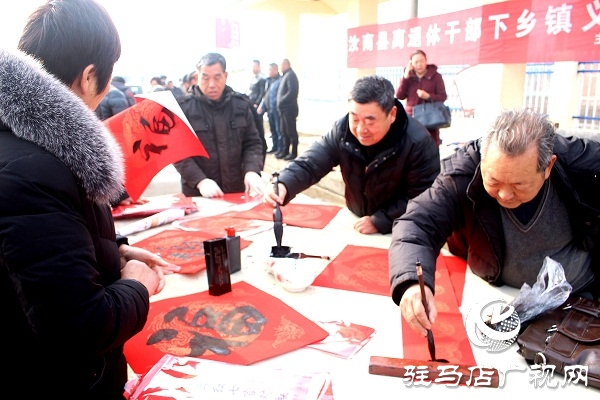 汝南縣古塔街道義寫(xiě)春聯(lián)現(xiàn)場(chǎng)“火爆”