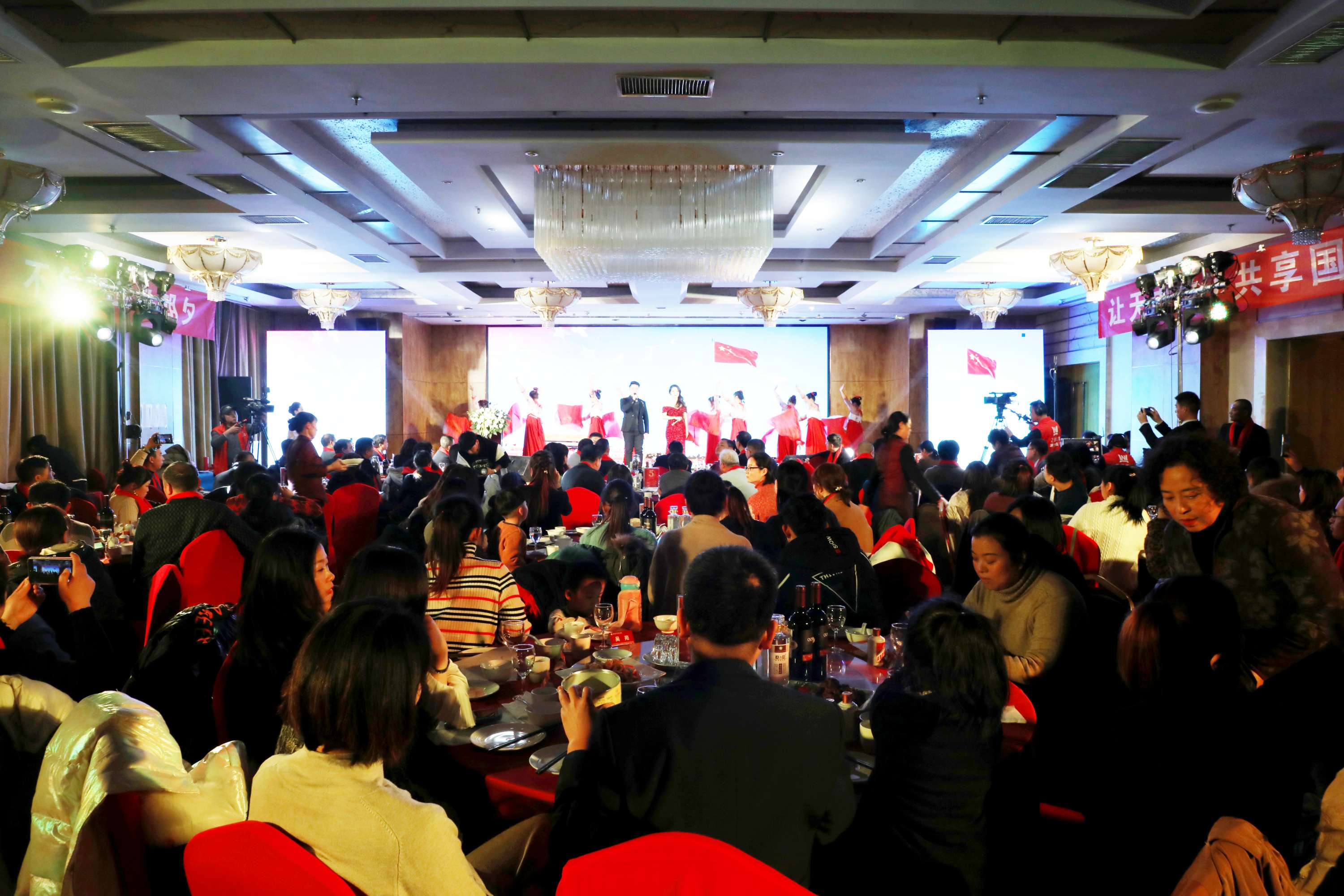 駐馬店市科技學(xué)校2019年答謝盛典暨天中教育集團(tuán)2020年國際教育發(fā)布會榮耀盛啟