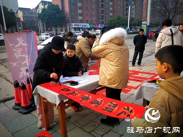 師生義寫春聯(lián) 送“?！边M(jìn)萬家