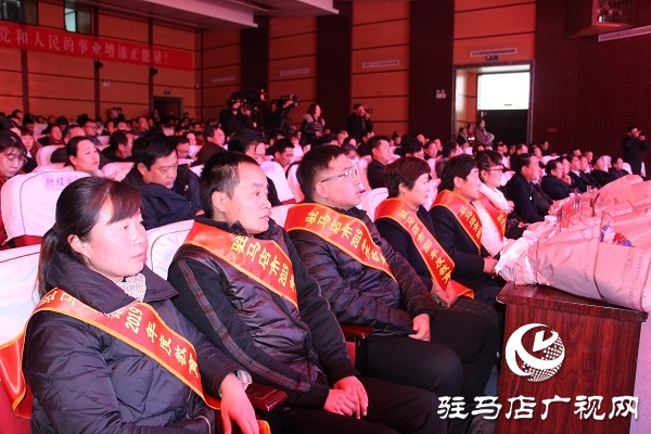 駐馬店市教育局新春團(tuán)拜會暨教育人物頒獎典禮舉行