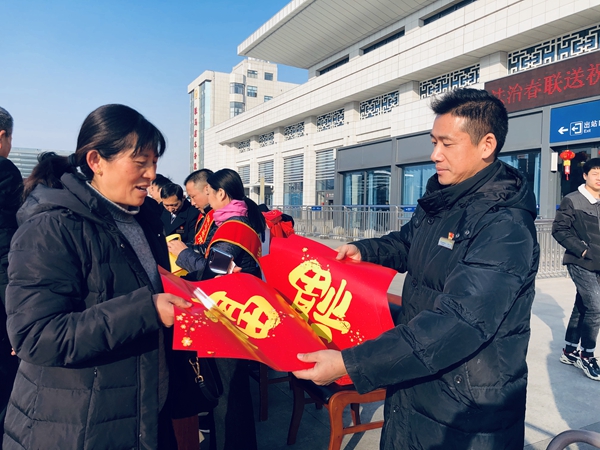市司法局送法進(jìn)車(chē)站 助力春運(yùn)保平安