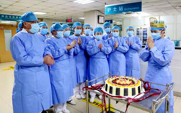 感動(dòng)！駐馬店市中心醫(yī)院隔離病區(qū)的"戰(zhàn)地生日"