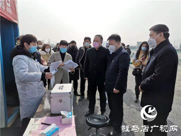 黨旗飄揚，黨徽閃亮